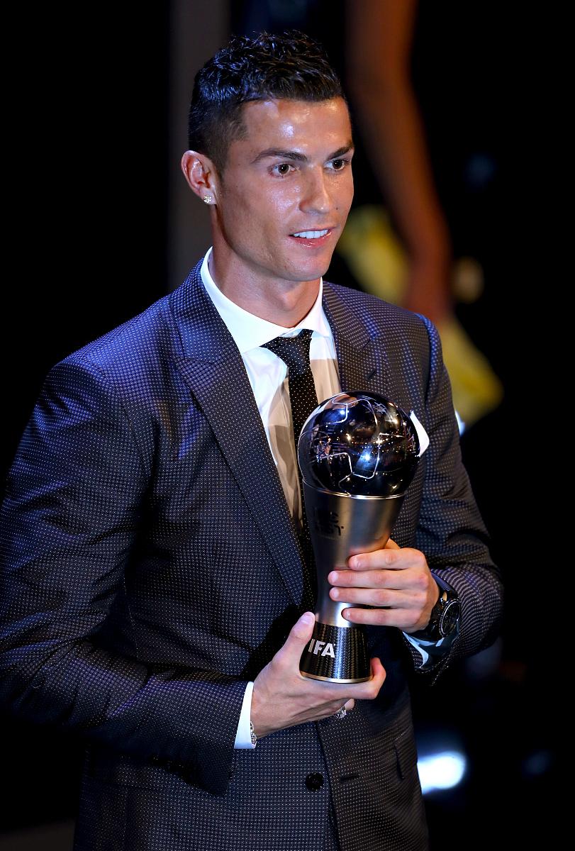 九游体育-莱万多夫斯基与30激战日本队分钟，晋级下一阶段胜负难料！，C罗焦点对战赛场气氛高涨的简单介绍-九游体育