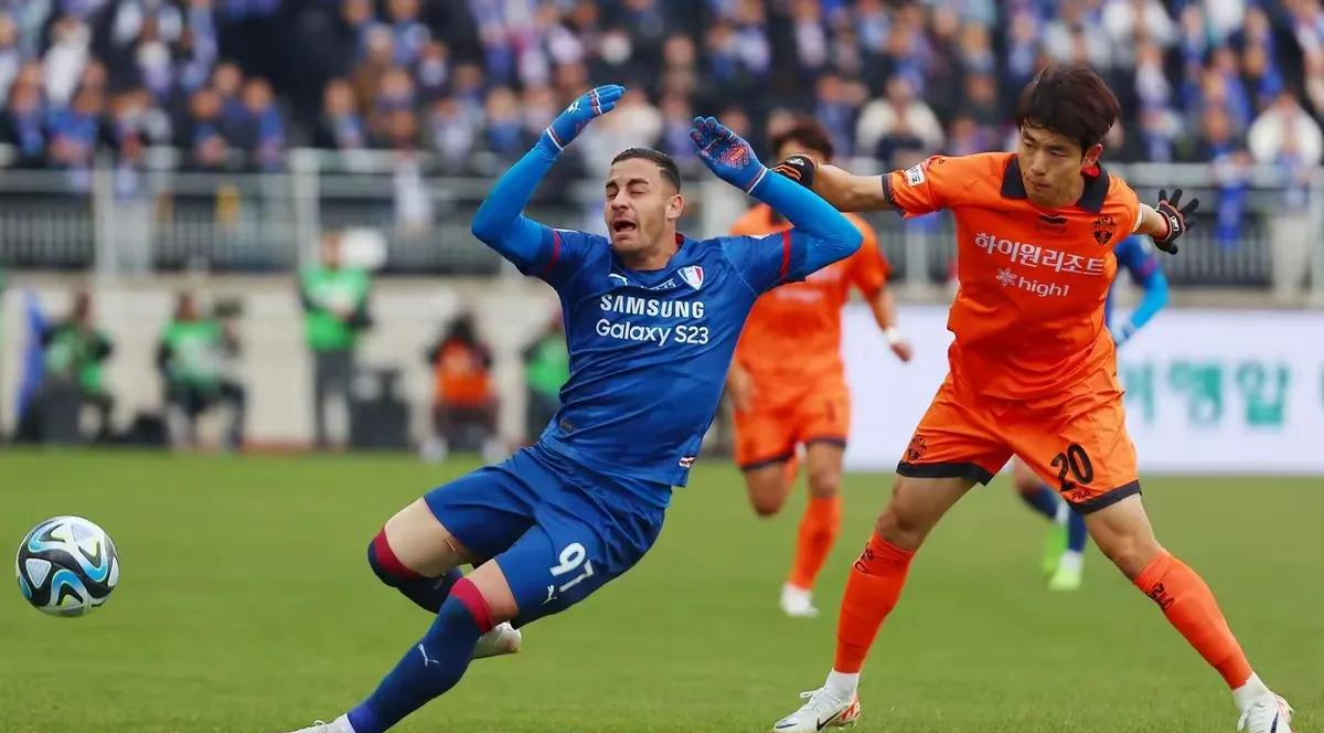 包含今夜塞维利亚备战中超，造点机会细节曝光，媒体盛赞，阵容厚度经受考验的词条